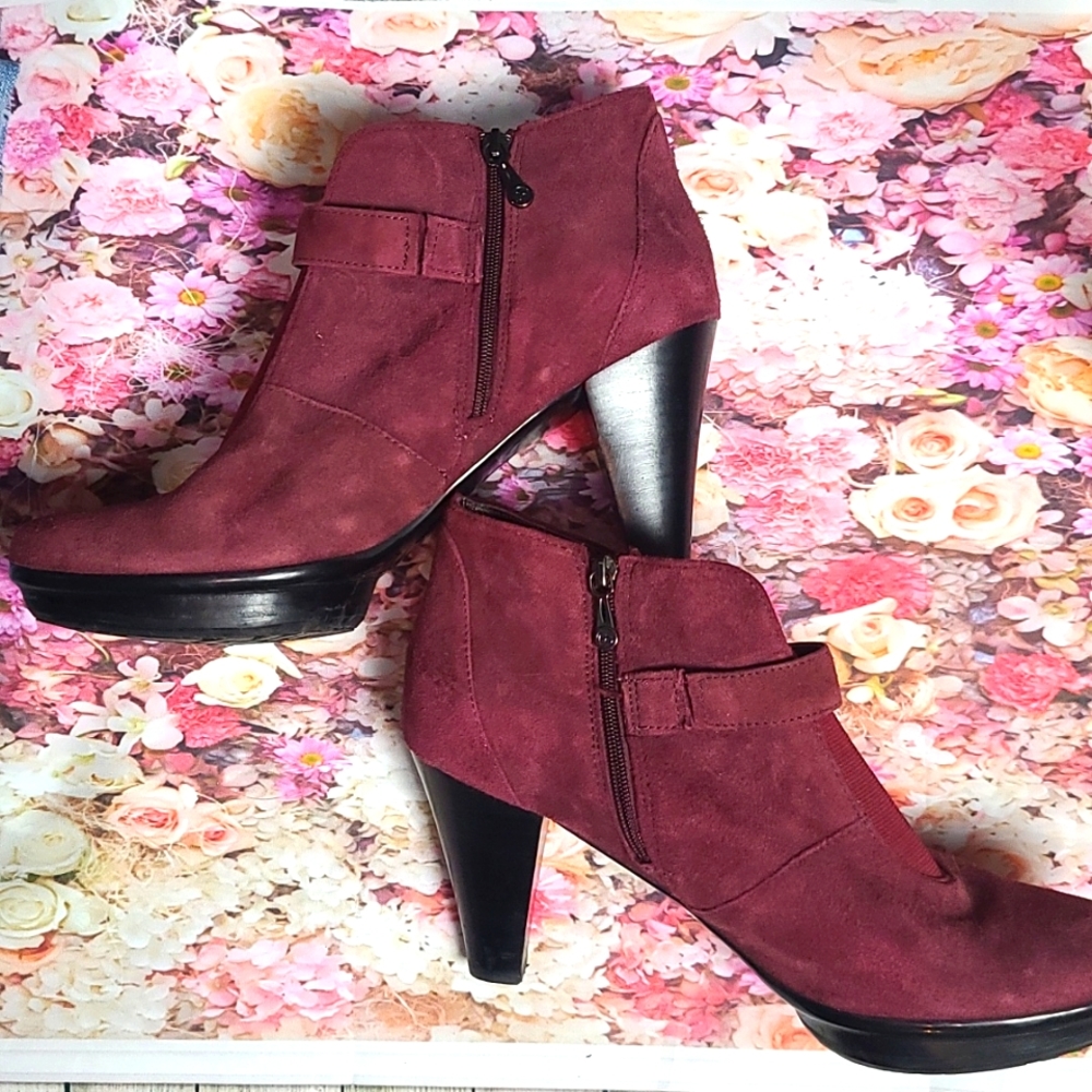 Sz 10 W Blondo burgundy heeled booties, excellent condition.   Comfortable